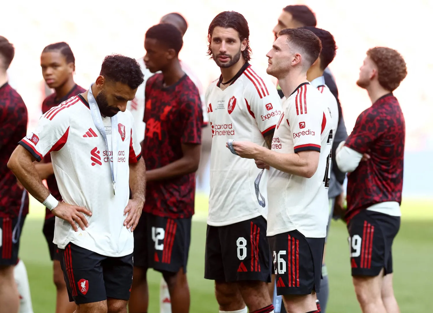 لاعبو ليفربول عقب الخسارة (رويترز)