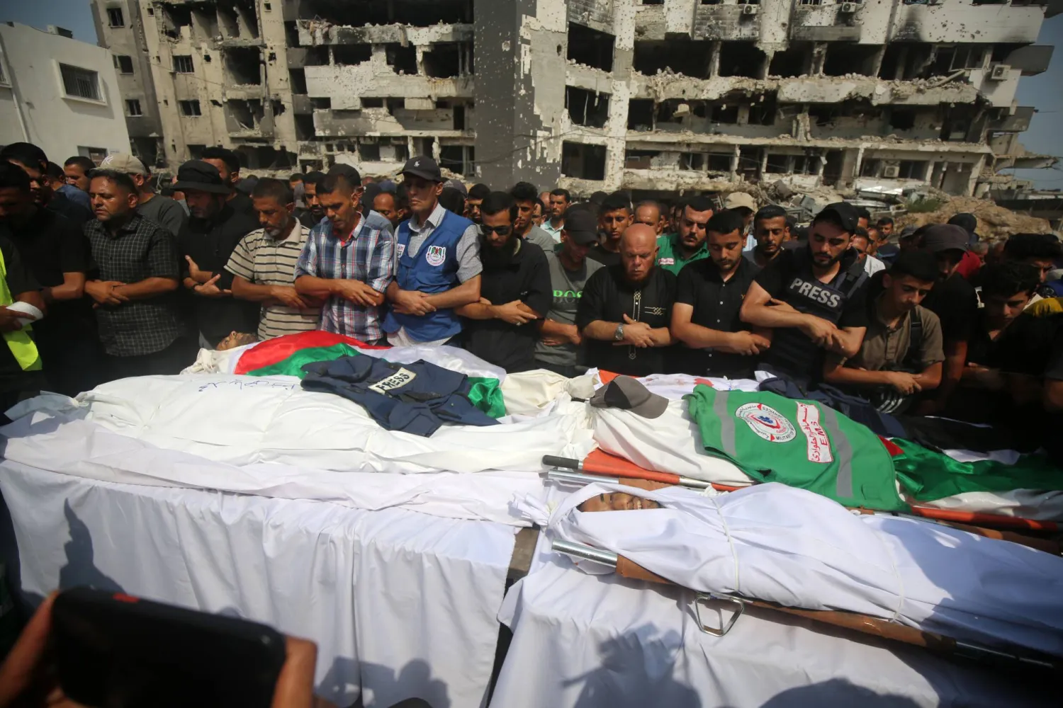 فلسطينيون يُشيِّعون جثمان مراسل «الجزيرة» أنس الشريف في مدينة غزة (إ.ب.أ)