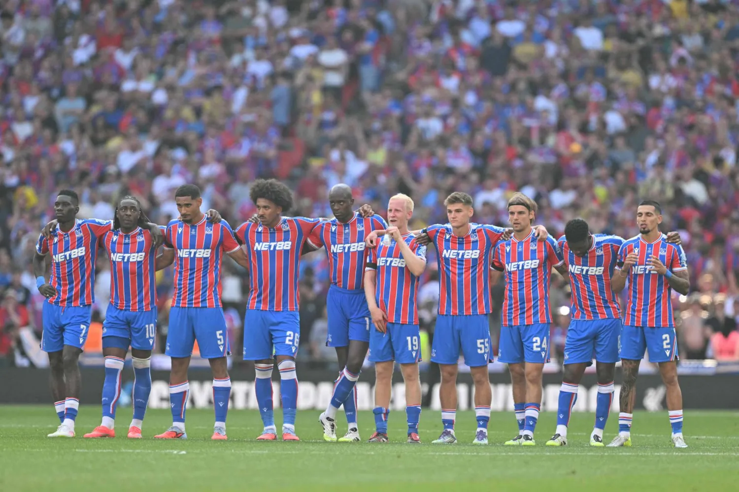 اليويفا استبعد كريستال بالاس من الدوري الأوروبي وسمح له بالمشاركة في دوري المؤتمر (أ.ف.ب)