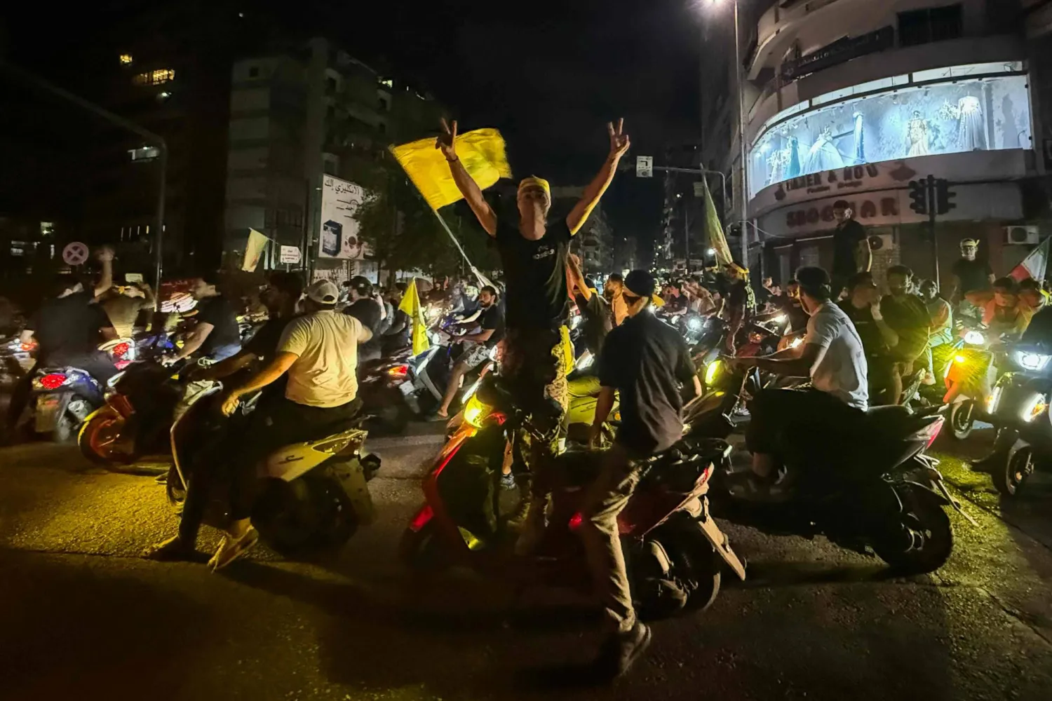 أنصار «حزب الله» يتظاهرون ضد خطة نزع سلاح الحزب في الضاحية الجنوبية لبيروت (أ.ف.ب)