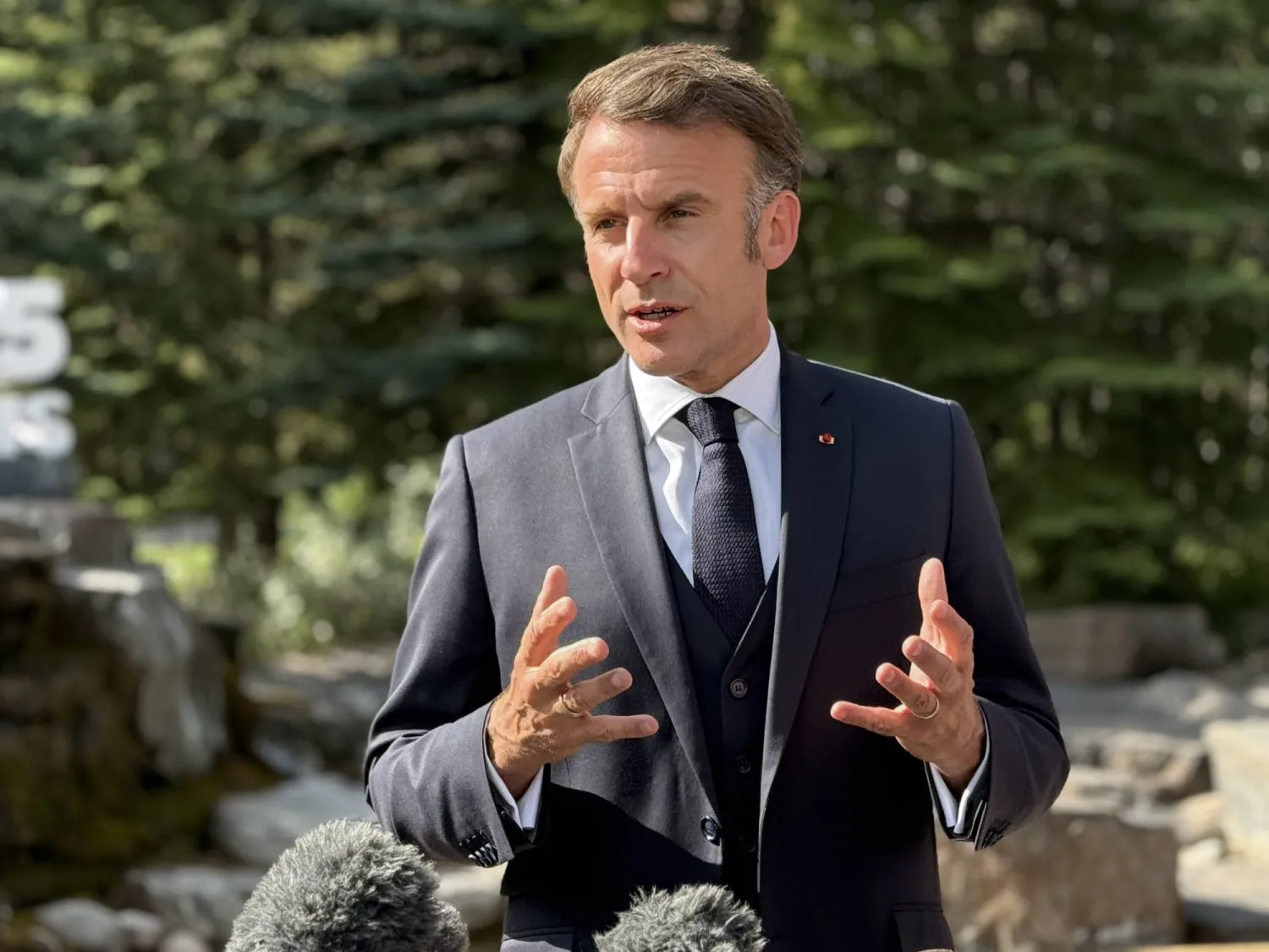 صورة ملتقطة في 16 يونيو 2025 في كاناناسكيس بكندا تظهر الرئيس الفرنسي إيمانويل ماكرون يتحدث إلى الصحافة خلال قمة زعماء «مجموعة السبع» (د.ب.أ)