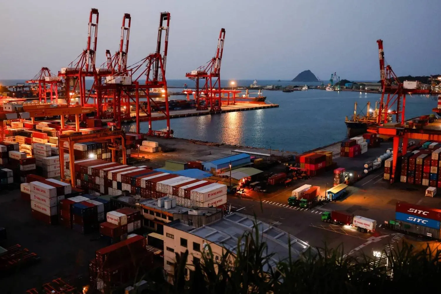 حاويات ومعدات في ميناء كيلونغ بتايوان (رويترز)