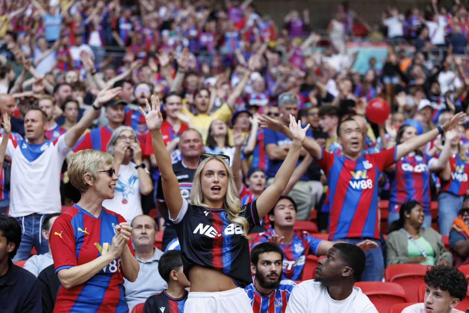 الأصوات المنبعثة من مشجعي بالاس تسببت في تشويش الأجواء خلال دقيقة الصمت (إ.ب.أ)