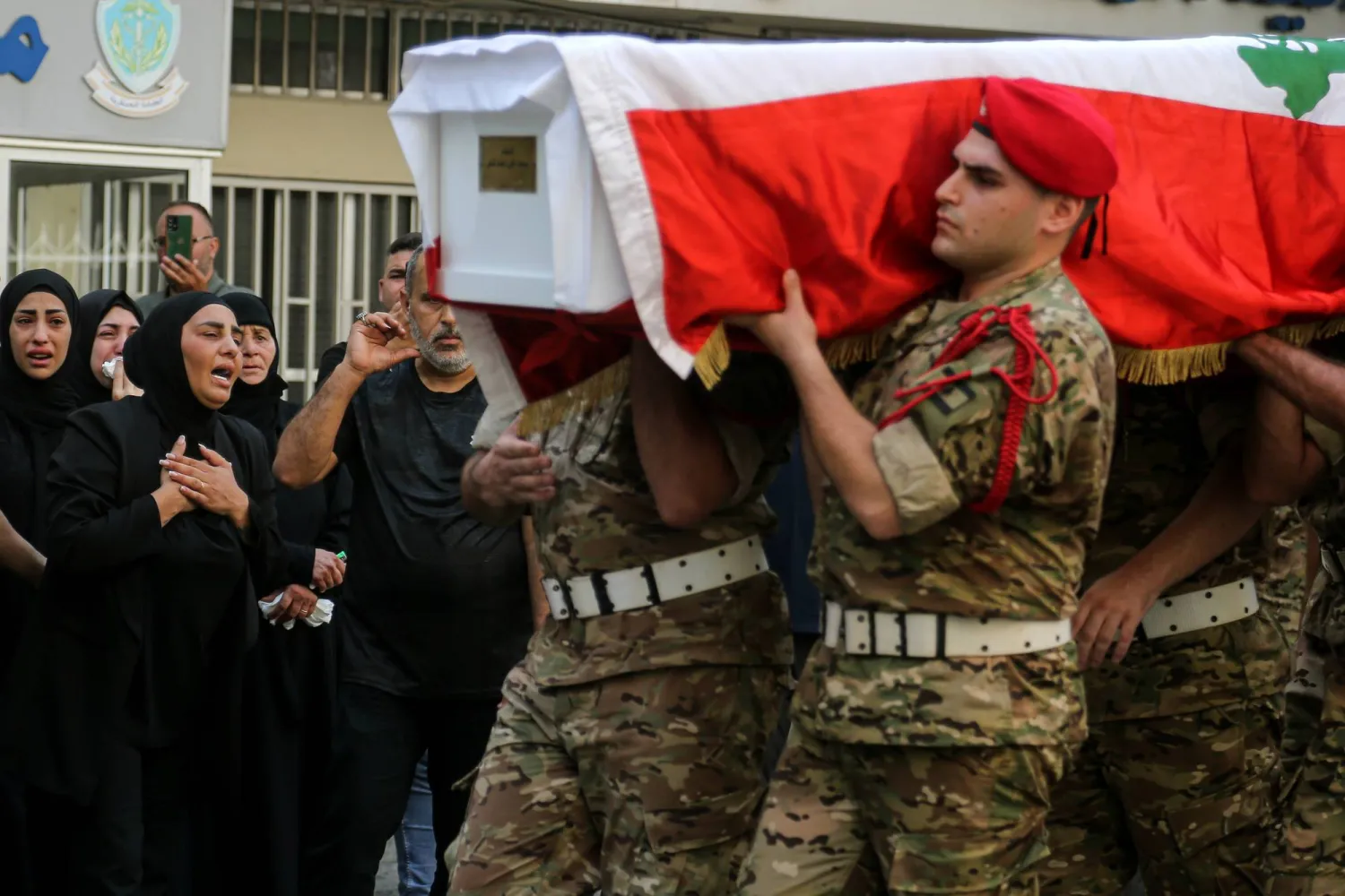 والدة جندي بالجيش اللبناني قتل بانفجار مخزن الأسلحة بالجنوب تنتحب خلال مراسم تكريم عسكرية له في أثناء تشييعه ببيروت الأحد (د.ب.أ)