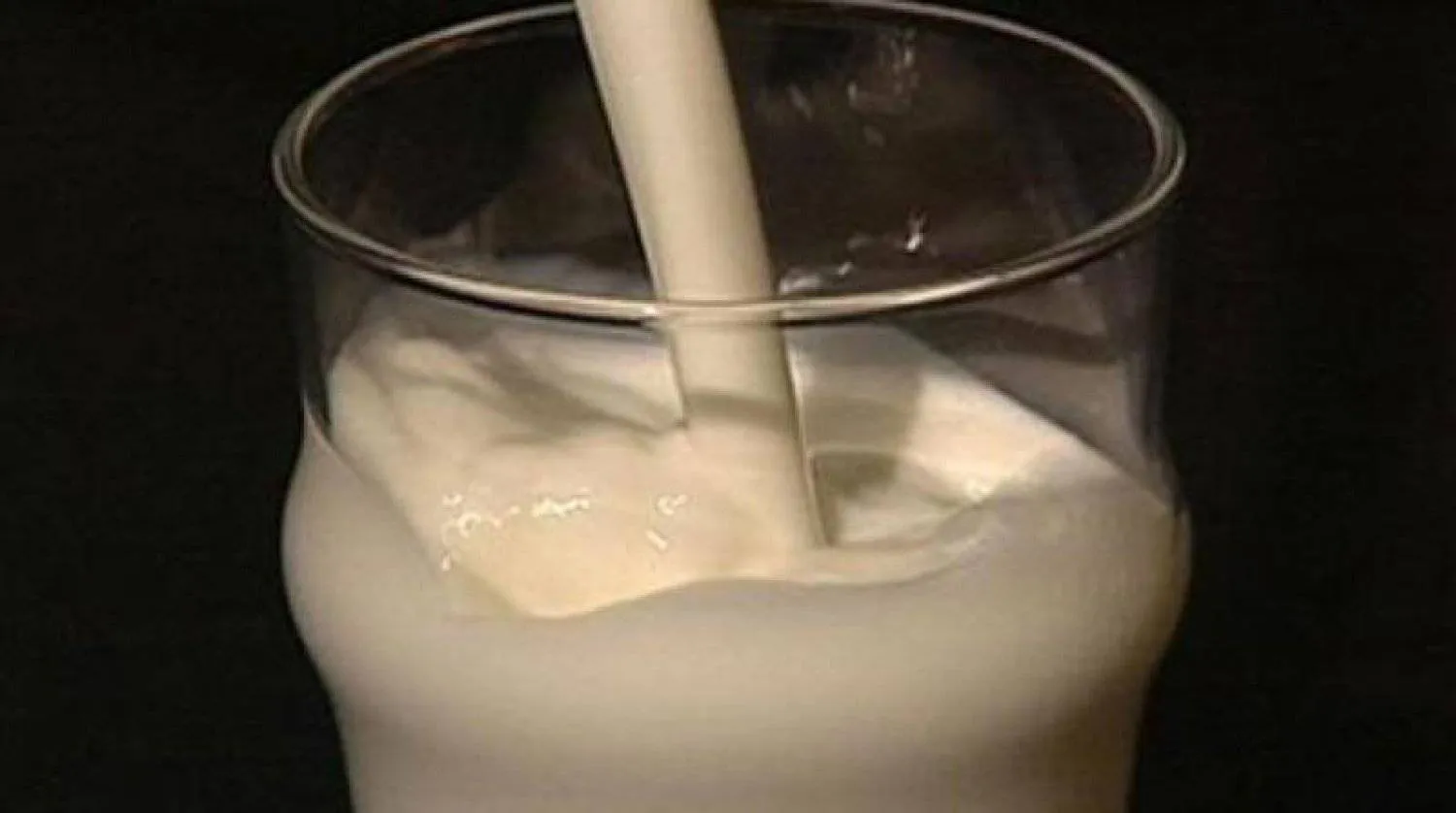 شرب الحليب كامل الدسم يزيد خطر الوفاة بأمراض القلب (رويترز)