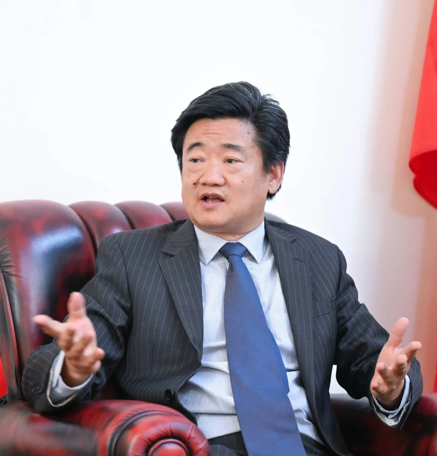 شاو تشنغ القائم بأعمال السفير الصيني لدى اليمن (تصوير: بشير صالح)
