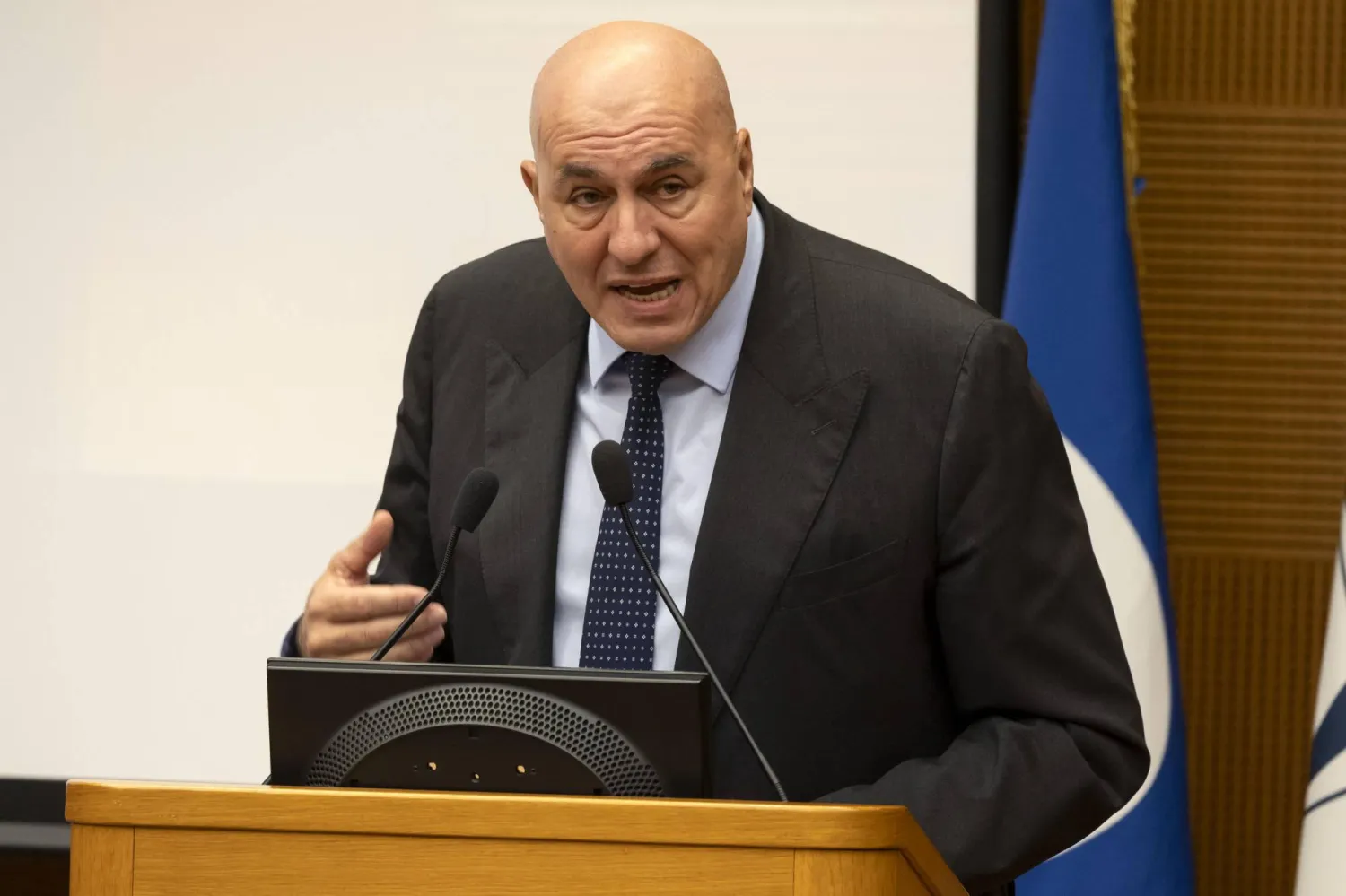 وزير الدفاع الإيطالي غويدو كروسيتو (إ.ب.أ)