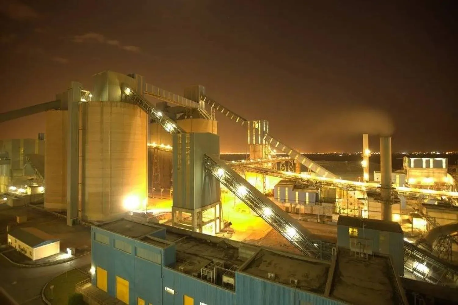 جانب من مصانع شركة «أسمنت القصيم» (الشرق الأوسط)