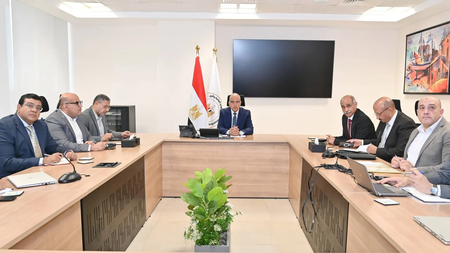 وزير الري المصري يتابع أعمال تطوير منظومة المراقبة والتشغيل بالسد العالي وصيانة خزان أسوان (مجلس الوزراء)
