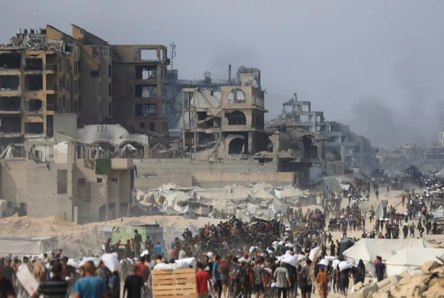 Palestinians carry aid supplies they collected from trucks that entered Gaza through Israel, in Beit Lahia, in the northern Gaza Strip August 10, 2025. REUTERS/Dawoud Abu Alkas/File Photo 