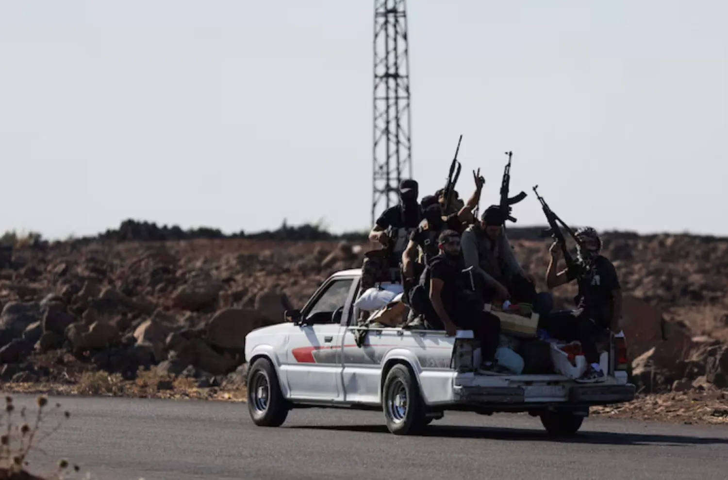 Bedouin fighters ride a car, following renewed fighting between Bedouin fighters and Druze gunmen, despite an announced truce, in Sweida, Syria July 18, 2025. REUTERS/Khalil Ashawi 