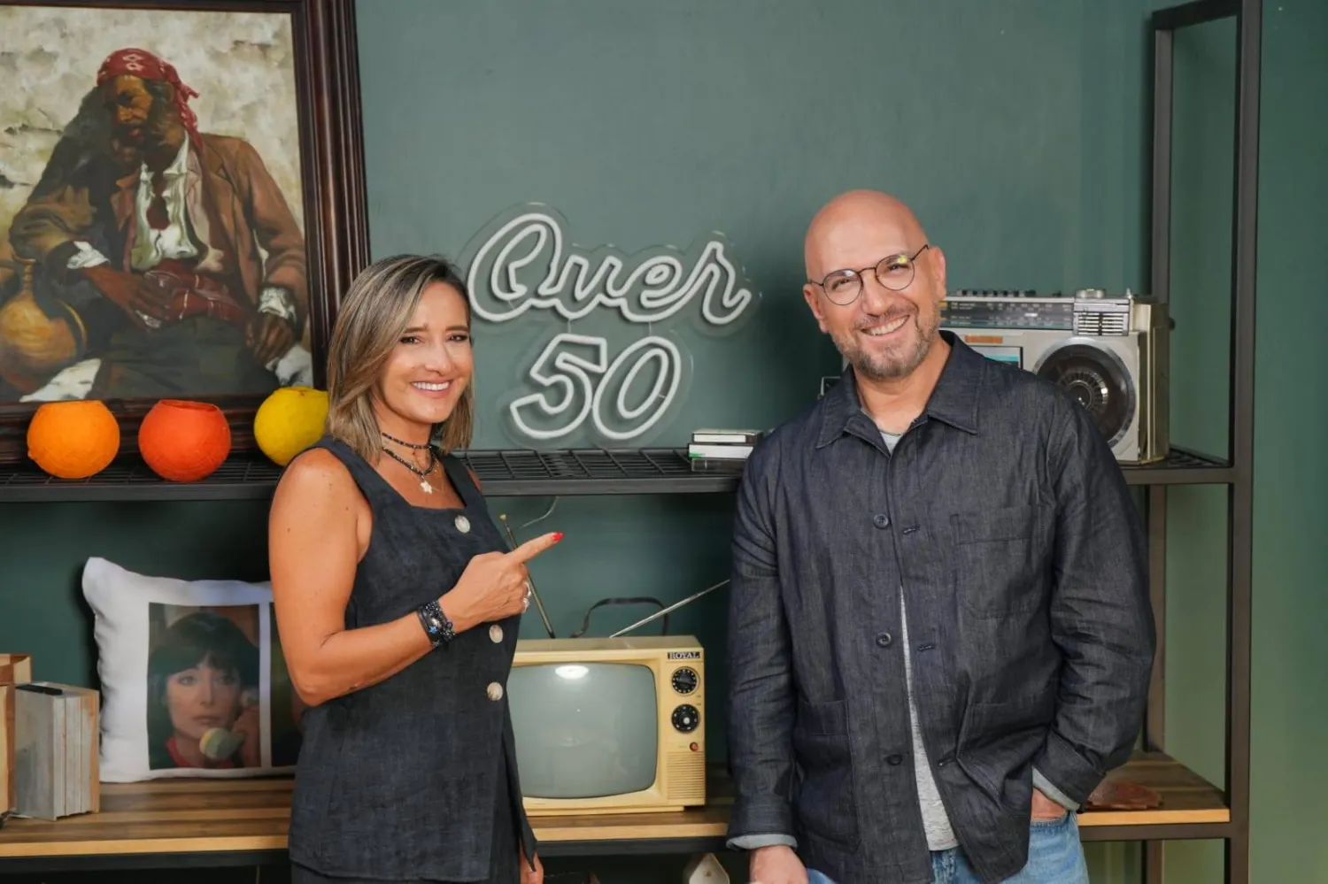 مع الإعلامي زافين قيومجيان الذي استضافته في «أوفر فيفتي»... (نتالي نعوم)
