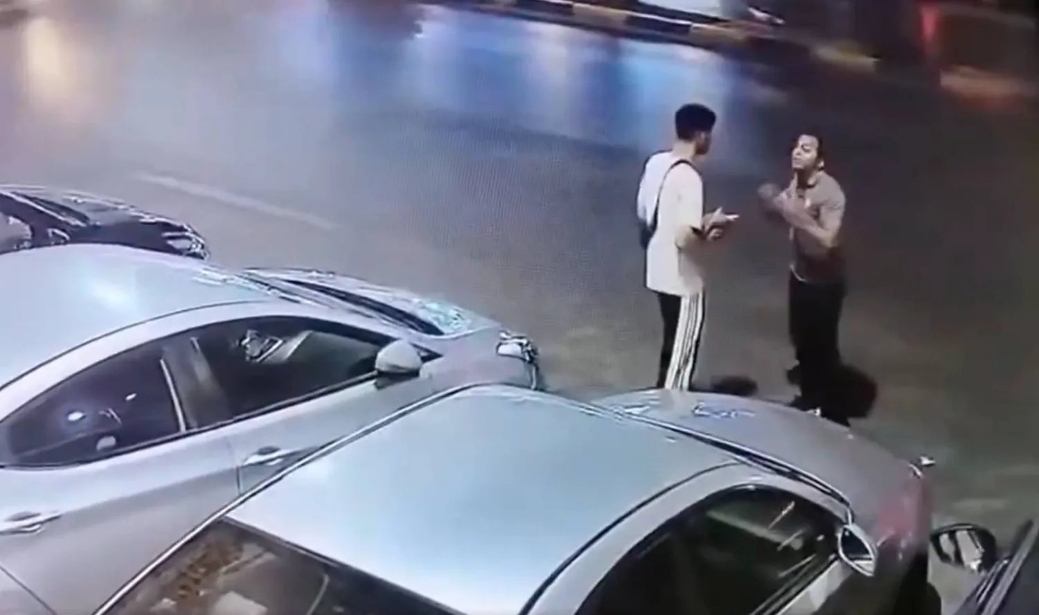 لقطة من مقطع فيديو متداول لواقعة الضرب وثقتها كاميرات المراقبة