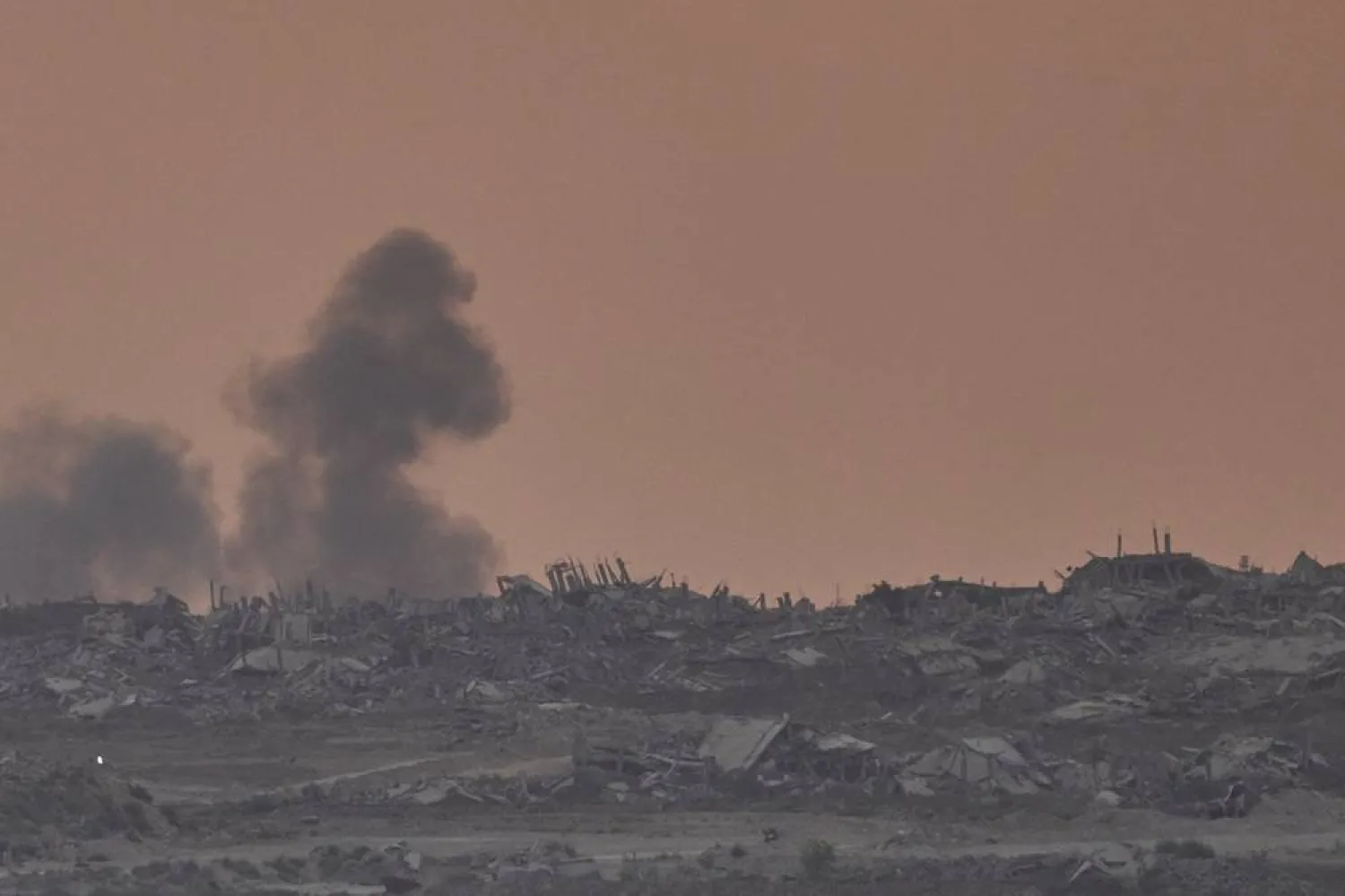  Smoke rises following an explosion in the Gaza Strip, as seen from southern Israel, Sunday, Aug. 10, 2025. (AP) 