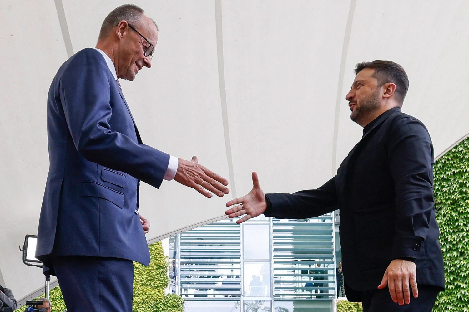 المستشار الألماني فريدريش ميرتس يرحّب بالرئيس الأوكراني فولوديمير زيلينسكي في المستشارية الألمانية في برلين، 28 مايو 2025 (أ.ف.ب)