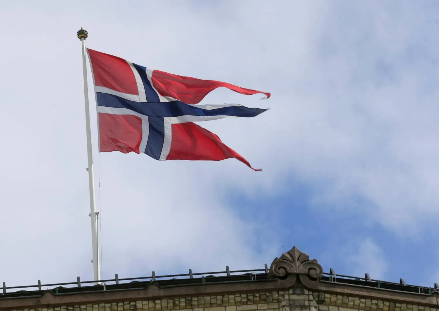 Oslo'daki bir binada dalgalanan Norveç bayrağı (Reuters)