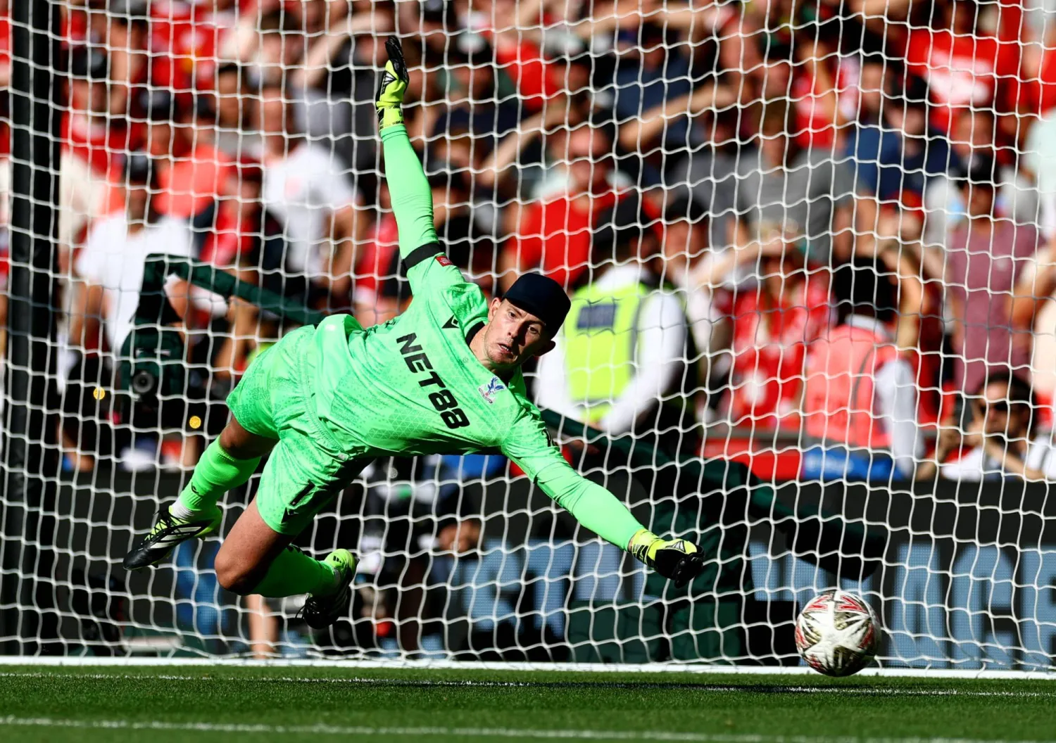 دين هندرسون حارس مرمى كريستال بالاس (رويترز)