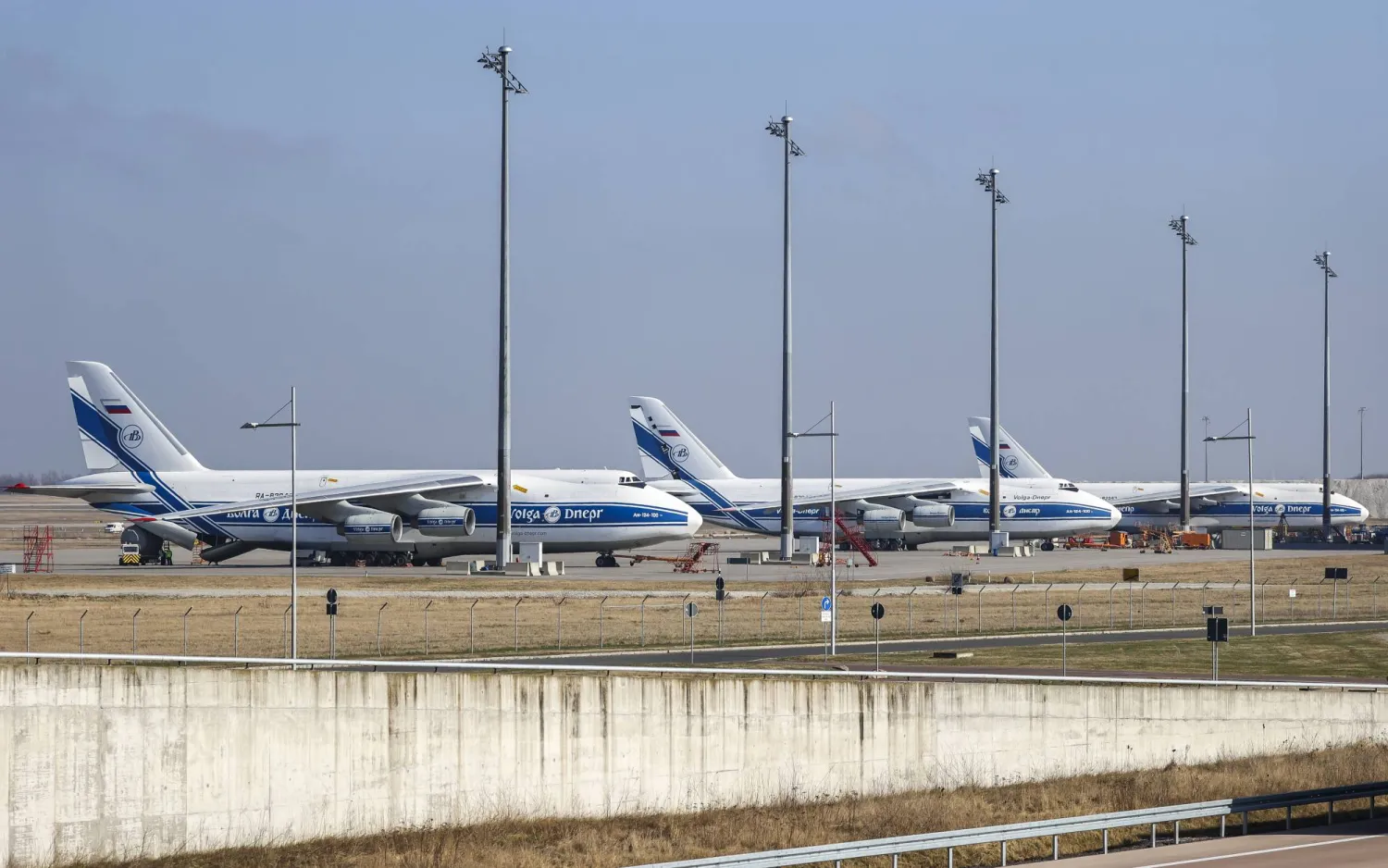 ثلاث طائرات شحن روسية من طراز «أنتونوف أيه إن 124» موجودة في مطار لايبزيغ-هاله بشرق ألمانيا (أرشيفية - د.ب.أ)