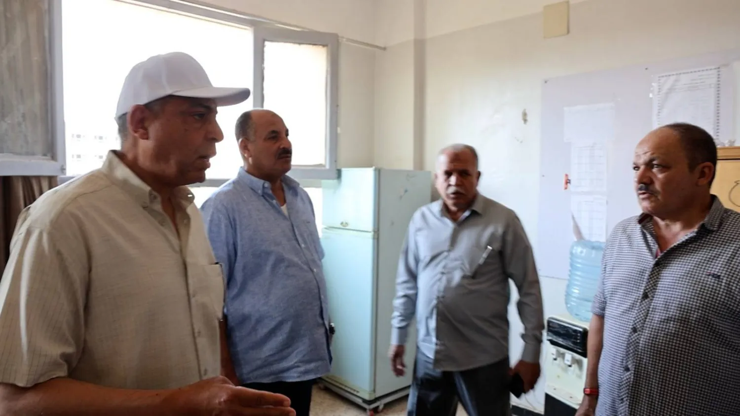 محافظ المنيا أثناء جولته لتفقد عدد من المشروعات التعليمية في المحافظة (محافظة المنيا)