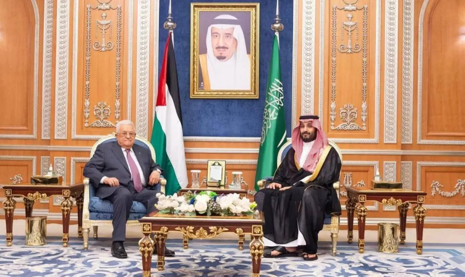 الأمير محمد بن سلمان ولي العهد السعودي مع الرئيس الفلسطيني محمود عباس في لقاء سابق بالعاصمة الرياض (واس)