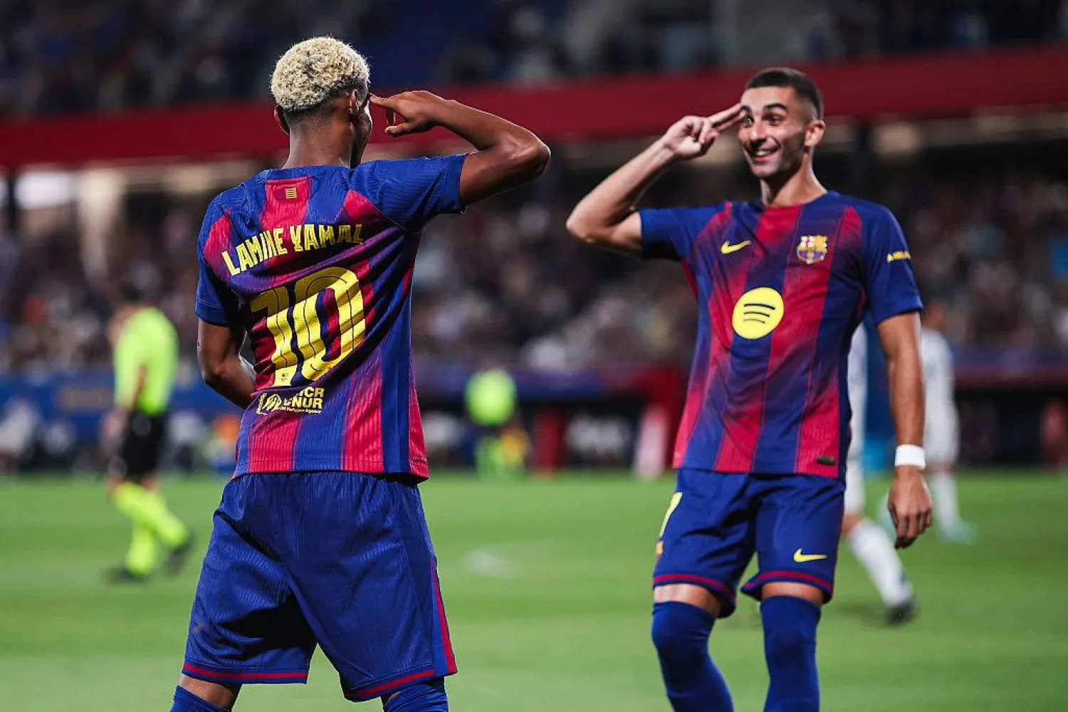 فيران توريس جناح برشلونة يحتفل مع زميله لامين يامال بالفوز وديّاً على كومو (وسائل إعلام إسبانية)