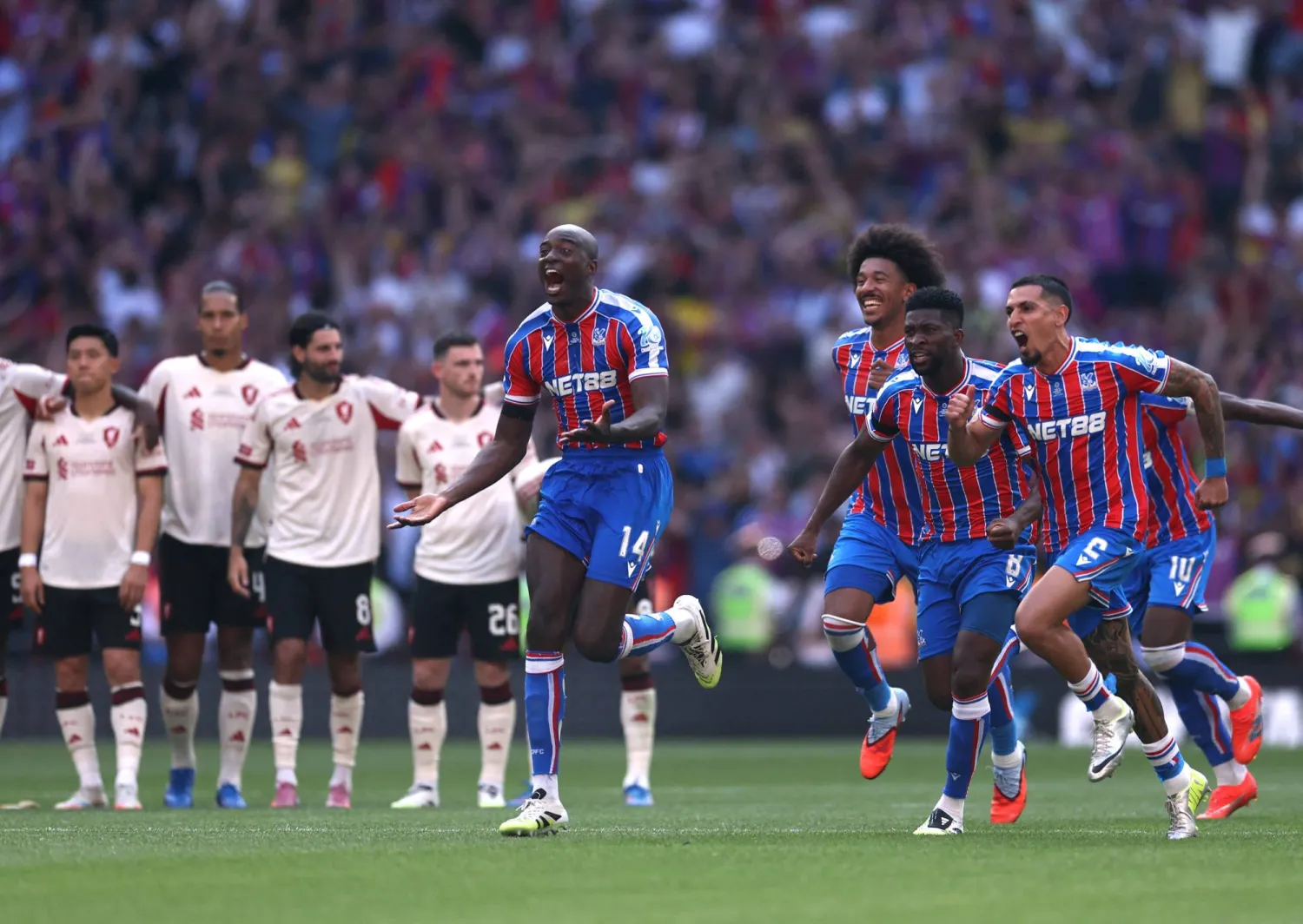 أفراح في كريستال بالاس وأحزان في ليفربول (رويترز)