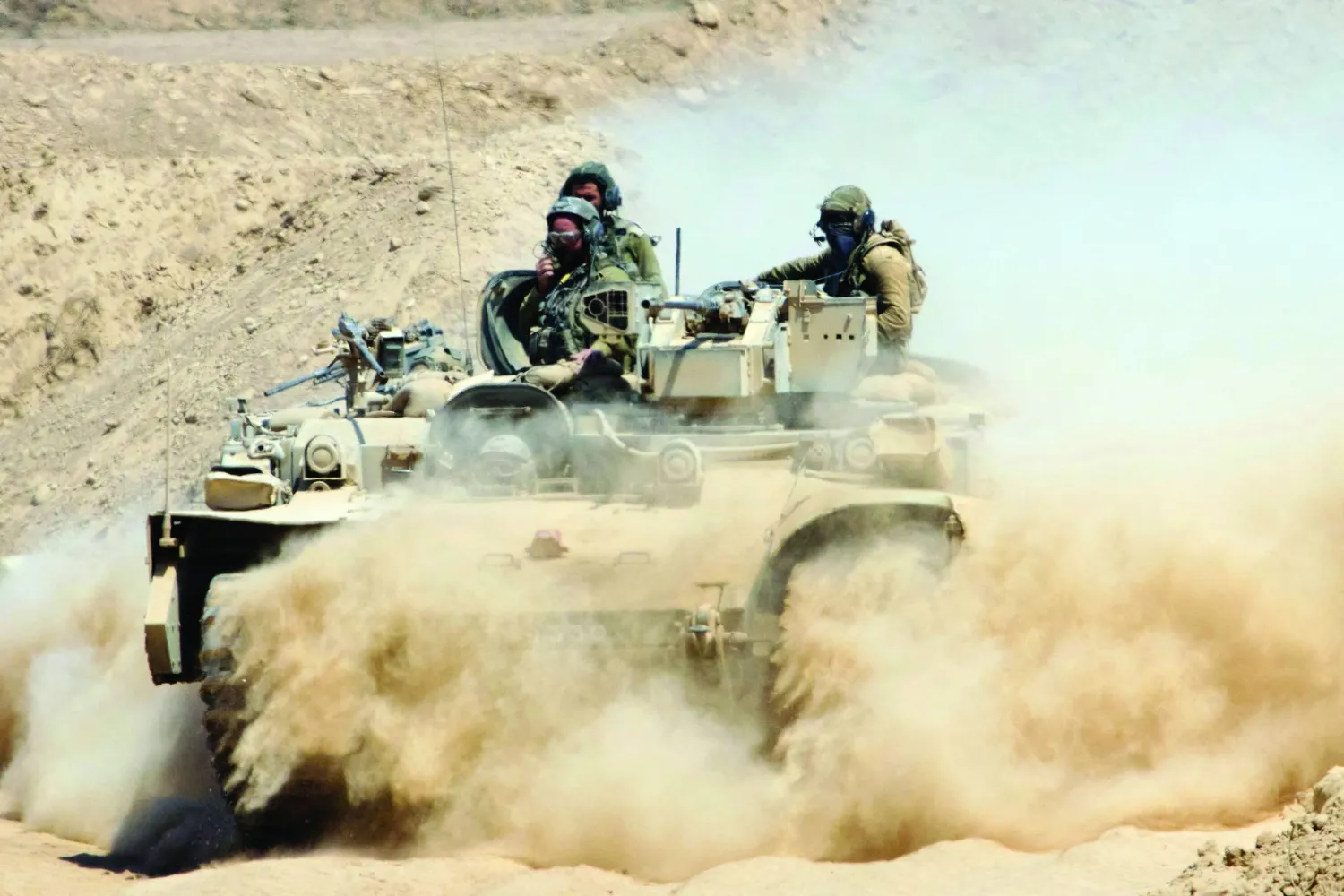 جنود إسرائيليون يعودون بمركبة مدرعة من شمال قطاع غزة إلى جنوب إسرائيل 29 يوليو 2025 (أ.ب)