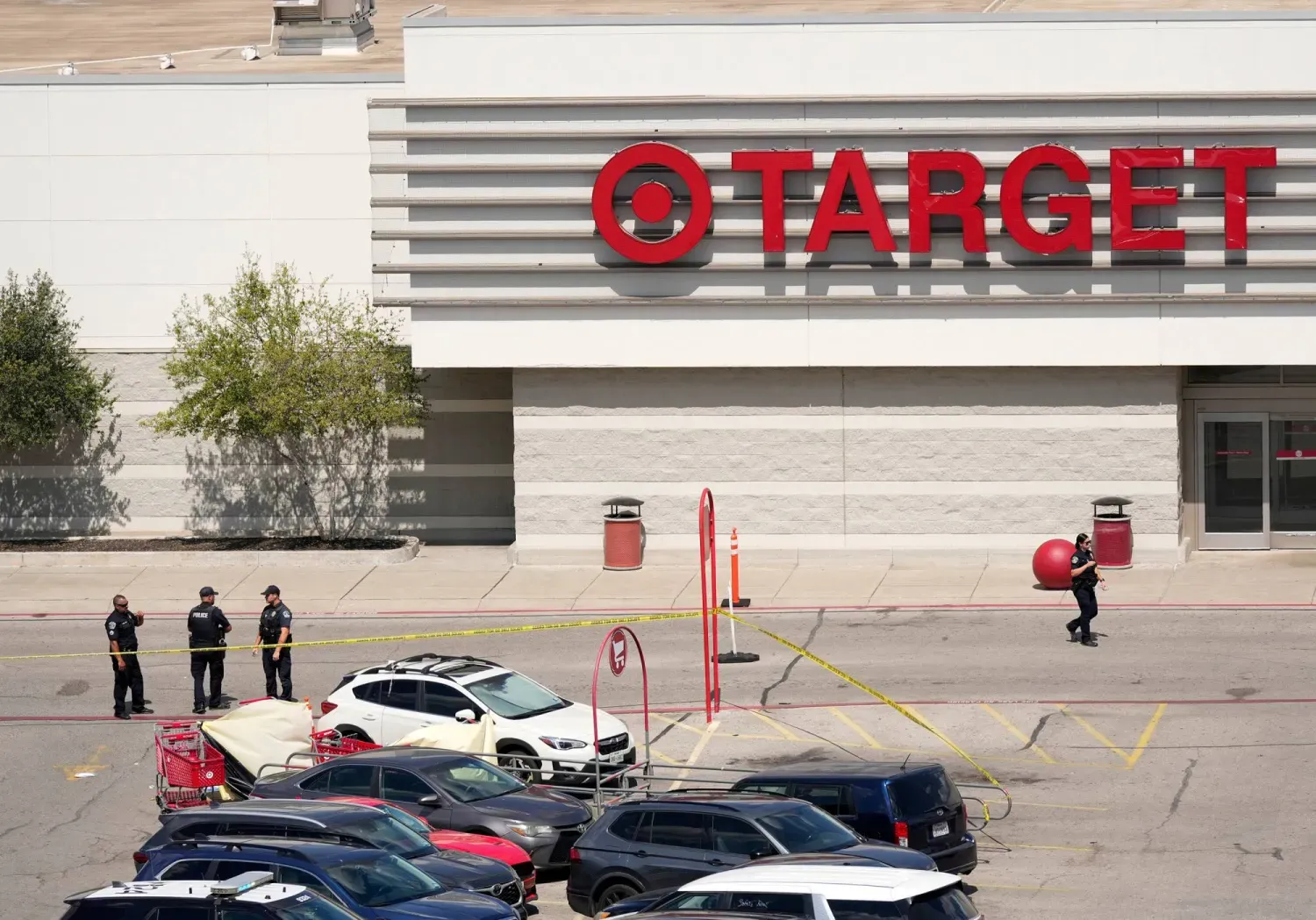 Amerikan polisi, Target mağazasının otoparkında meydana gelen silahlı saldırı yerinde (AP)