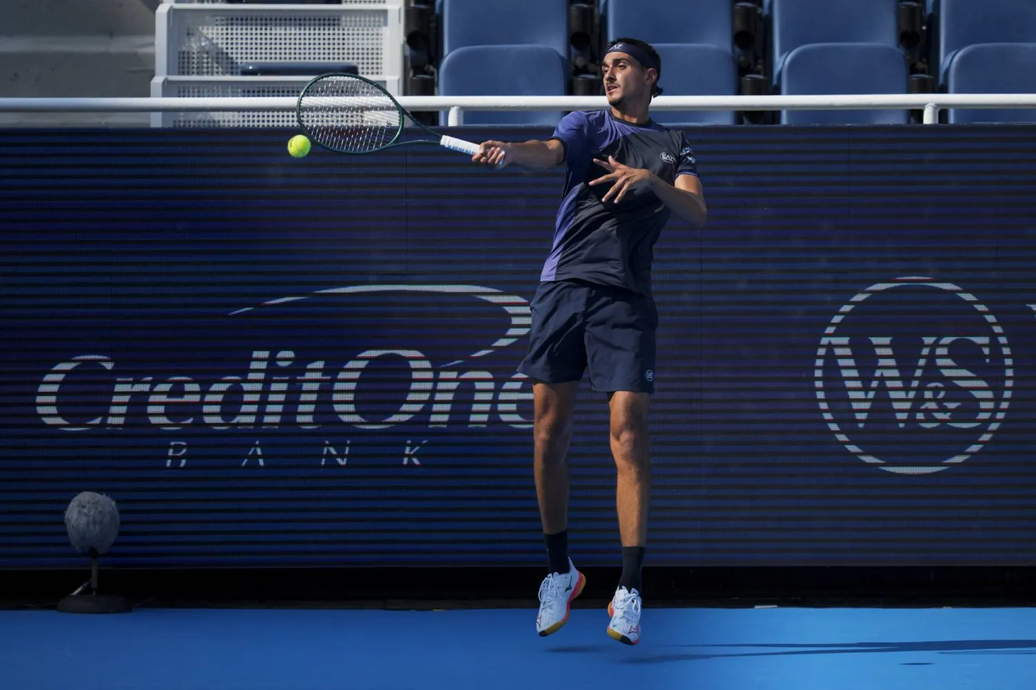 عادت صور البث في نحو الساعة 6:10 مساءً بالتوقيت المحلي (رويترز)