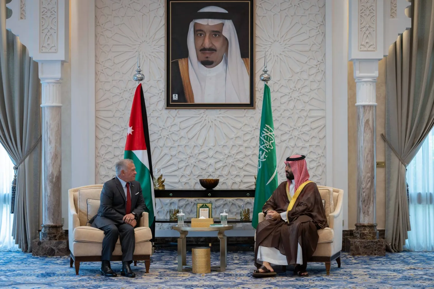 الأمير محمد بن سلمان مستقبلا الملك عبد الله الثاني في نيوم أمس (د.ب.أ)