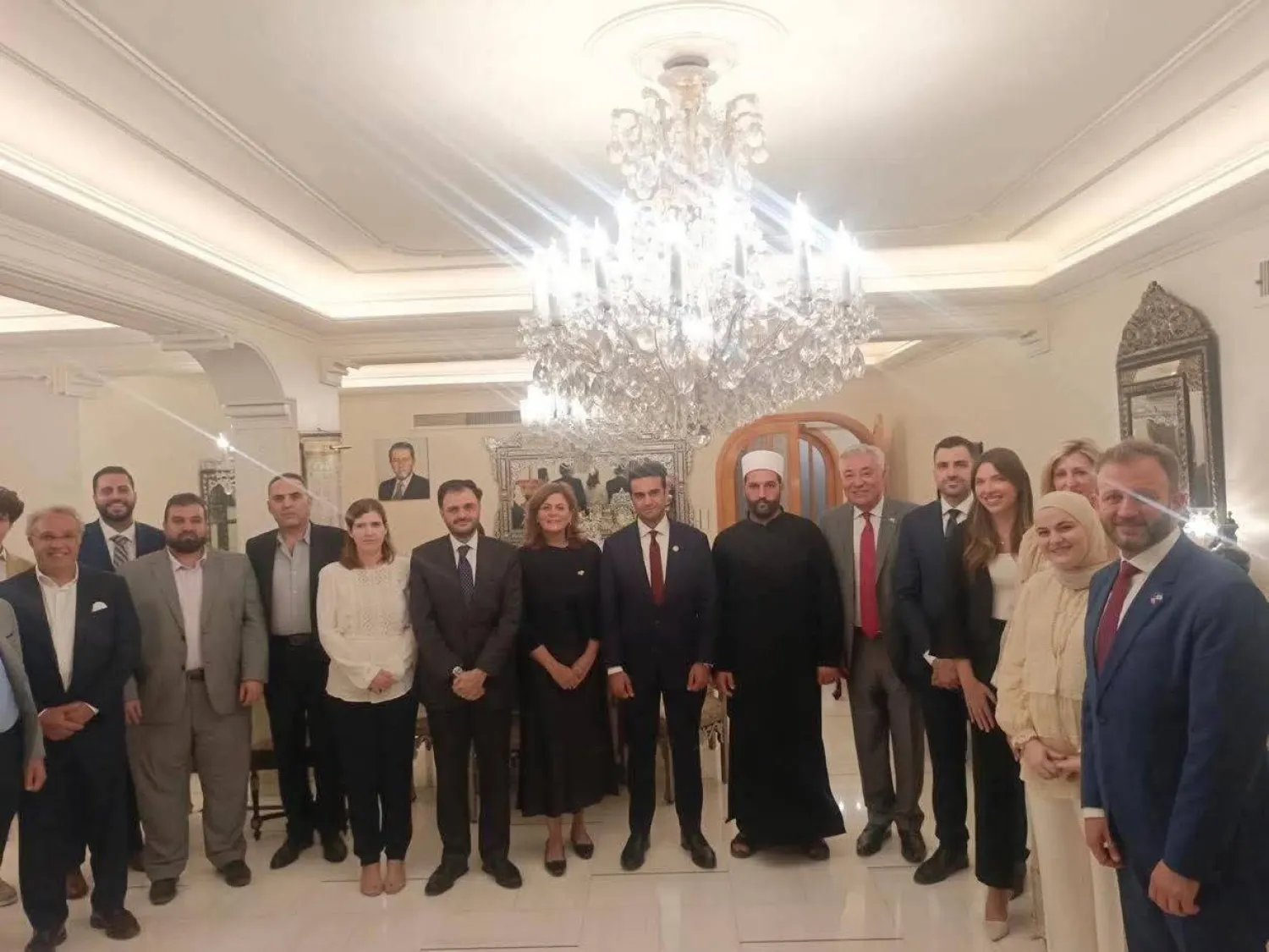 عشاء في منزل رجل الأعمال عبد الحميد العاقل (يمين) وبين الحضور الشيخ ليث البلعوس قائد فصائل مسلحة في السويداء وعدد من الوزراء السوريين بينهم وزيرة الشؤون هند قبوات ومحافظ السويداء مصطفى البكور خلال اجتماع بدمشق مع عضو الكونغرس الأميركي إبراهيم حمادة (مجلس الأعمال السوري الأميركي)