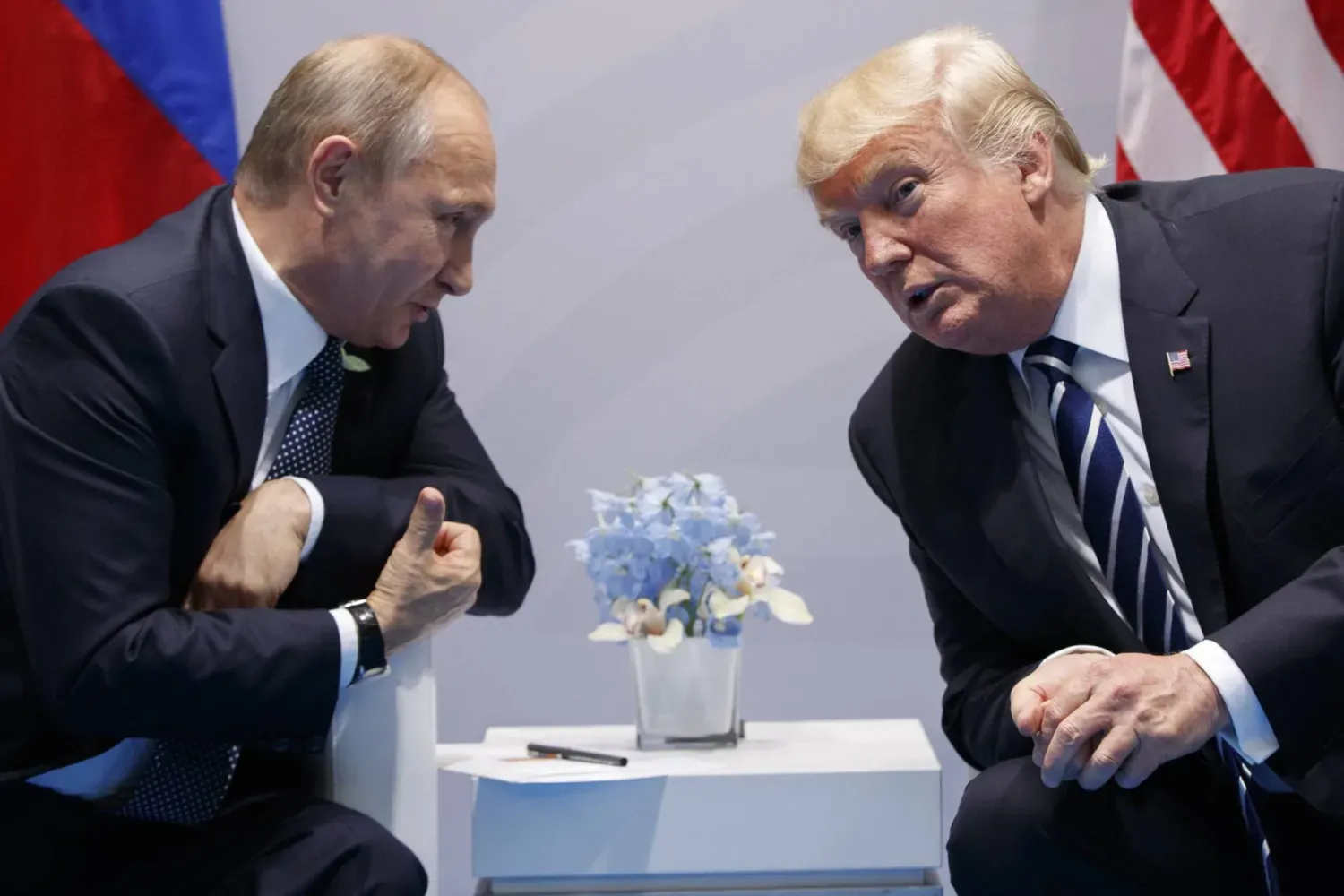 ABD Başkanı Donald Trump ve Rusya Devlet Başkanı Vladimir Putin, 7 Temmuz 2017'de Hamburg'da düzenlenen G20 zirvesi sırasında yaptıkları görüşme sırasında (Arşiv-AFP)