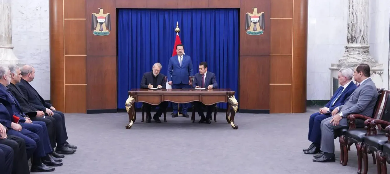 Sudani, Irak ve İran arasındaki sınır iş birliğini koordine etmek için el Araci ile Laricani arasında bir mutabakat zaptının imzalanmasına nezaret ediyor (Irak Başbakanlığı)
