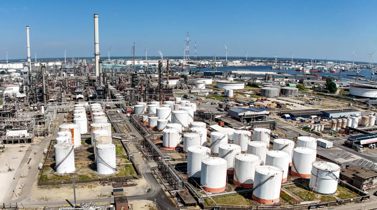 مصافي نفط تابعة لشركتي «توتال إنرجيز» و«إكسون موبيل» في منطقة ميناء أنتويرب - بلجيكا (إ.ب.أ)