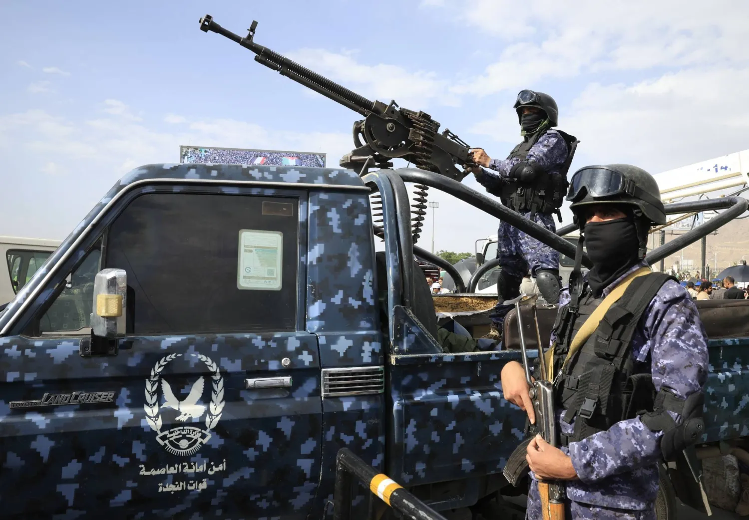 عناصر حوثية رفقة عربة أمنية في أحد شوارع صنعاء (إ.ب.أ)