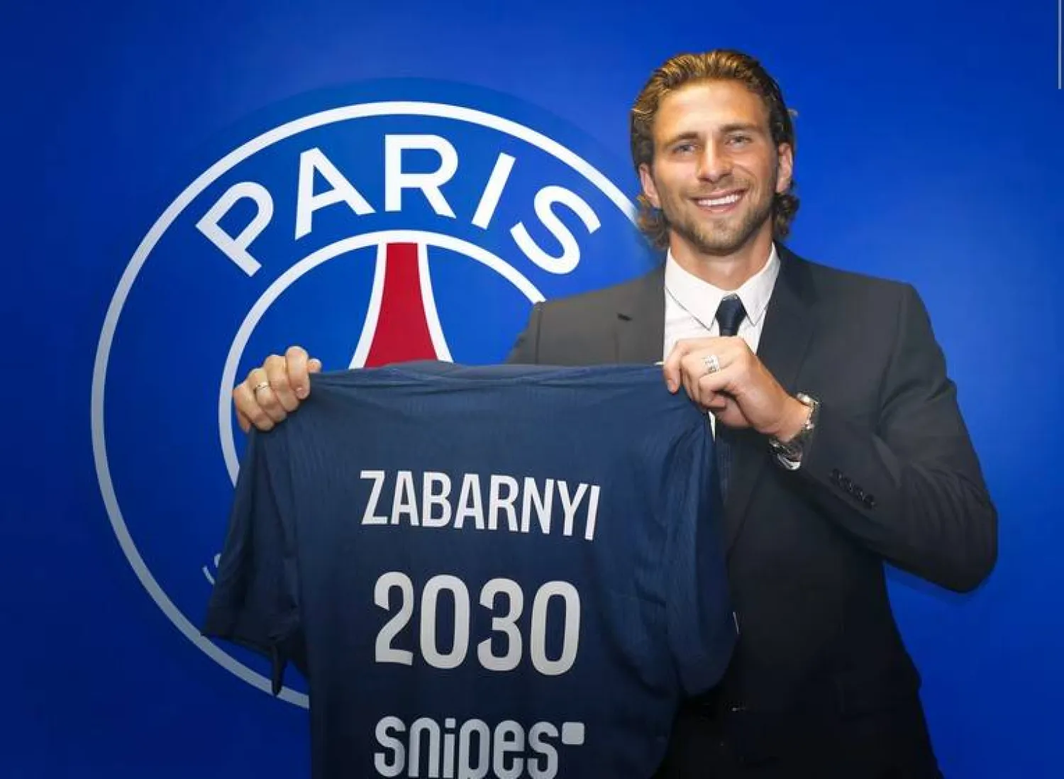 الأوكراني زابارني سيرتدي القميص رقم 6 في الفريق الفرنسي (باريس سان جيرمان)