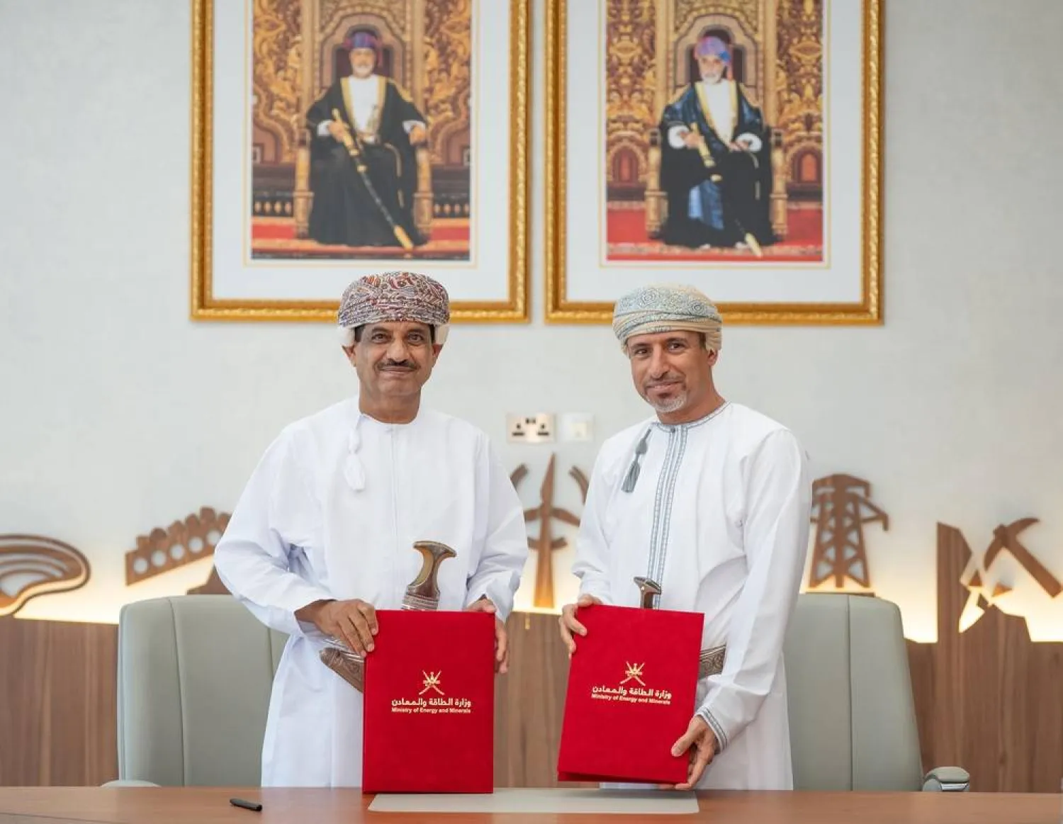 وزير الطاقة والمعادن بسلطنة عمان سالم العوفي (يمين) مع رئيس إحدى الشركات بعد توقيع الاتفاقية (إكس)