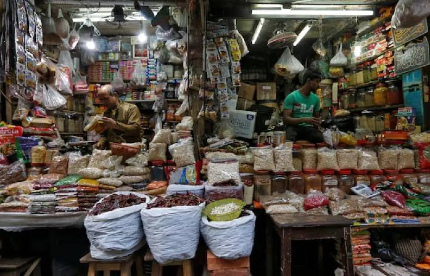 ينتظر البائعون الزبائن أمام محالِّهم في سوق تجزئة بمدينة كولكاتا (أرشيفية- رويترز)