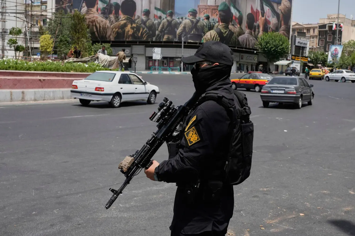 24 Haziran'da Tahran'ın merkezindeki Devrim Meydanı'nda nöbet tutan bir Devrim Muhafızı (AP)
