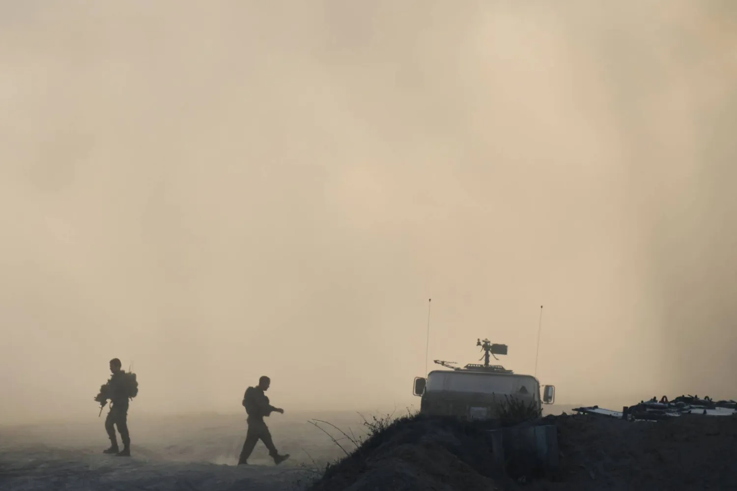 جنود إسرائيليون يسيرون على حدود قطاع غزة في جنوب إسرائيل 6 أغسطس 2025 (أ.ب)