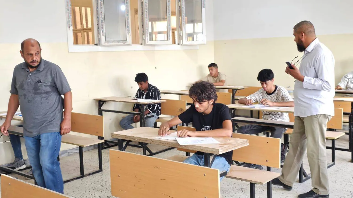 طلاب ليبيون يؤدون امتحان الشهادة الإعدادية في يوليو الماضي (وزارة التعليم)