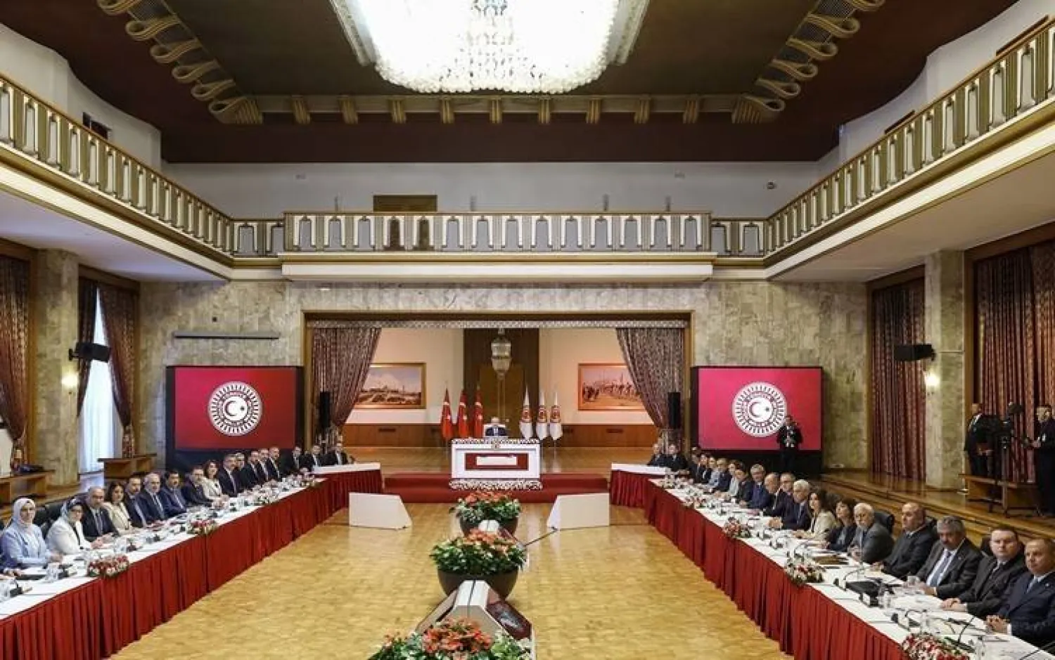 جانب من اجتماع اللجنة البرلمانية لوضع الأساس القانوني لنزع أسلحة حزب «العمال الكردستاني» (موقع البرلمان التركي)