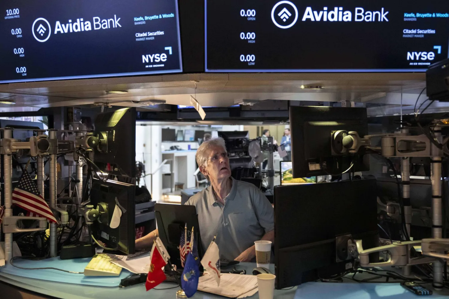 متداول يعمل في بورصة نيويورك (أ.ب)
