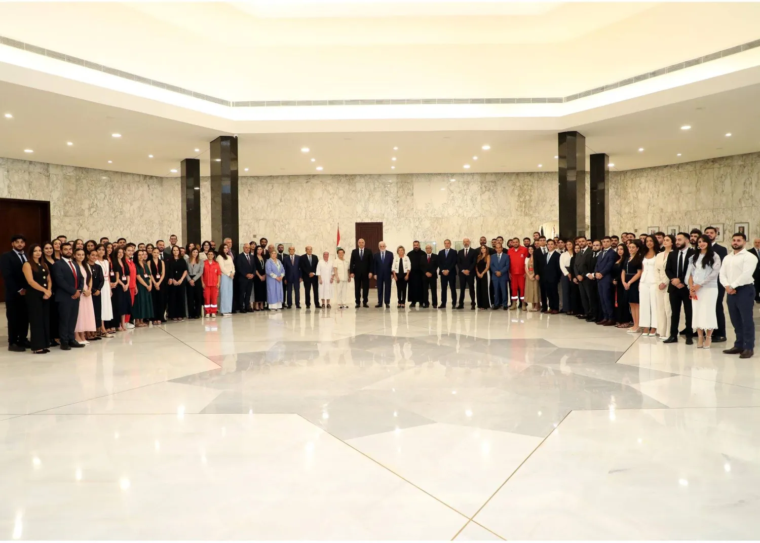 عون متوسطاً وفد طلاب المؤسسة المارونية للانتشار (الرئاسة اللبنانية)