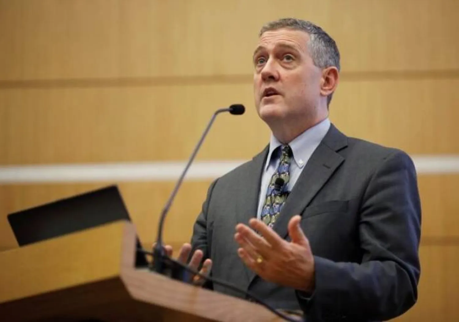 جيمس بولارد يتحدث في محاضرة عامة في سنغافورة (أرشيفية - رويترز)
