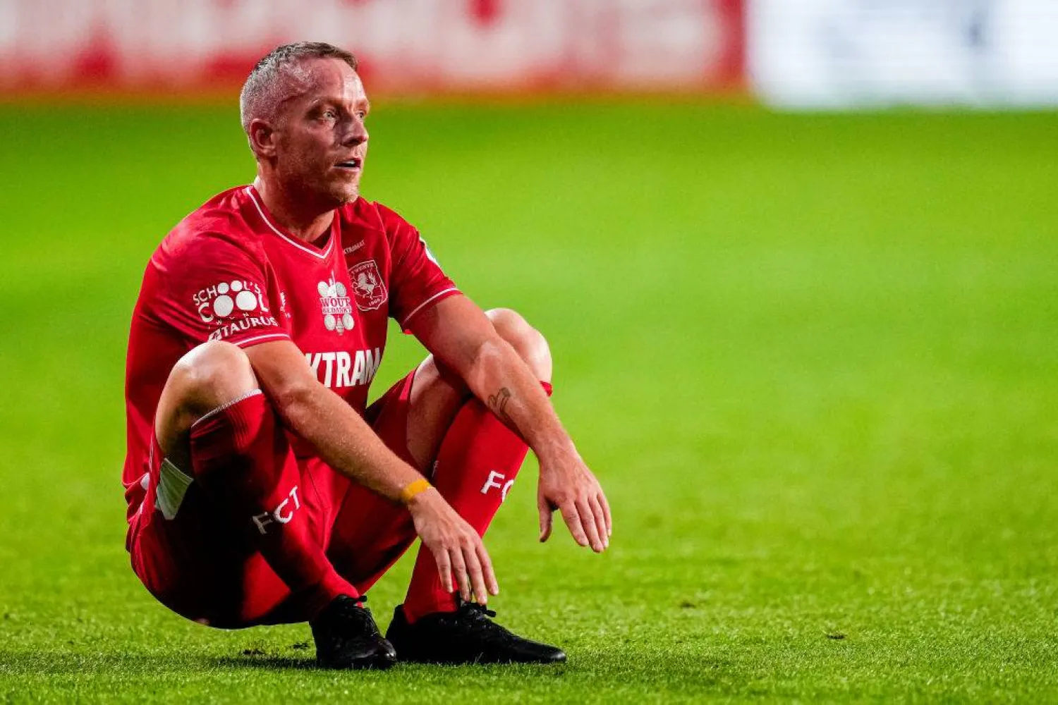  روني ستام لاعب الدوري الإنجليزي الممتاز السابق (وسائل إعلام هولندية)