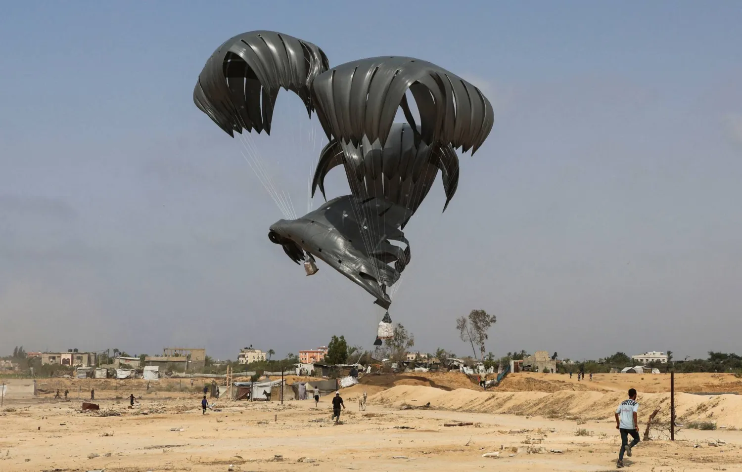 الدنمارك تقول إنها ستشارك في عملية لإسقاط مساعدات إنسانية فوق غزة (رويترز)