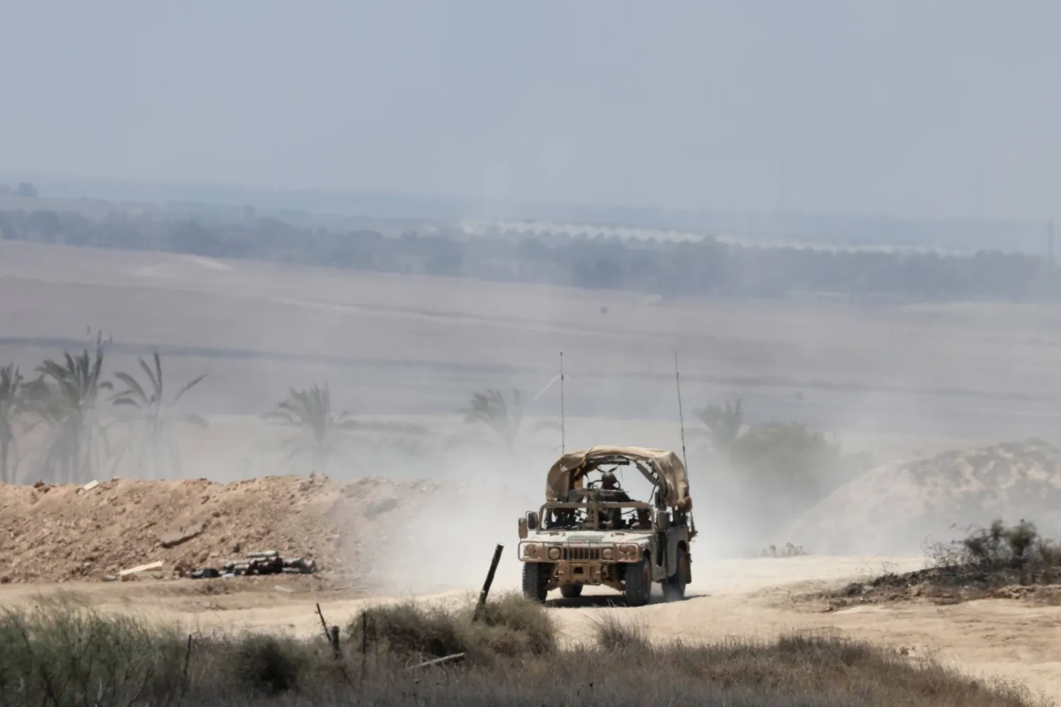 آلية تابعة للجيش الإسرائيلي قرب الحدود الإسرائيلية مع قطاع غزة (إ.ب.أ)