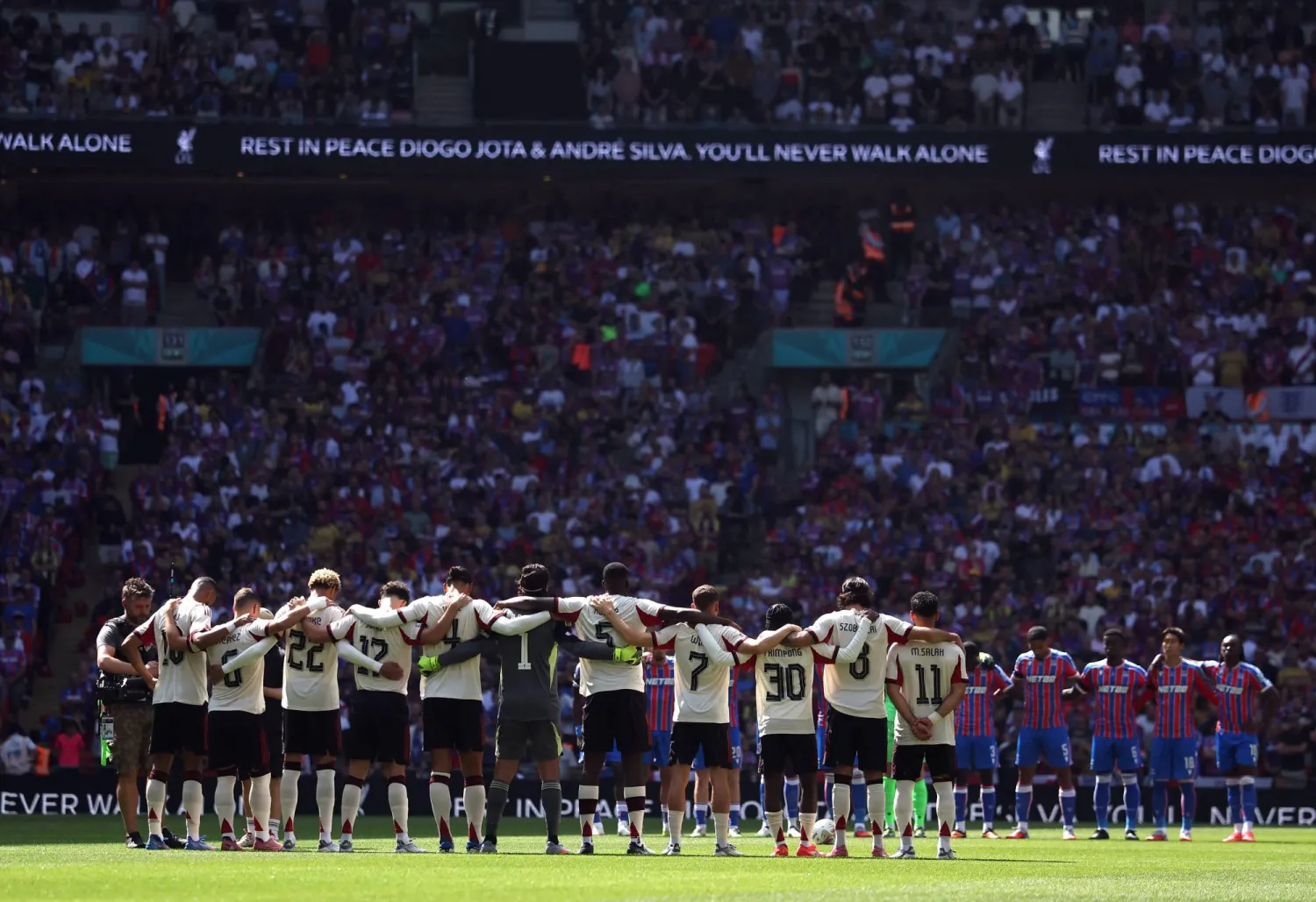 الوقوف دقيقة حداداً على جوتا قبل مباراة ليفربول مع كريستال بالاس في الدرع الخيرية (رويترز)