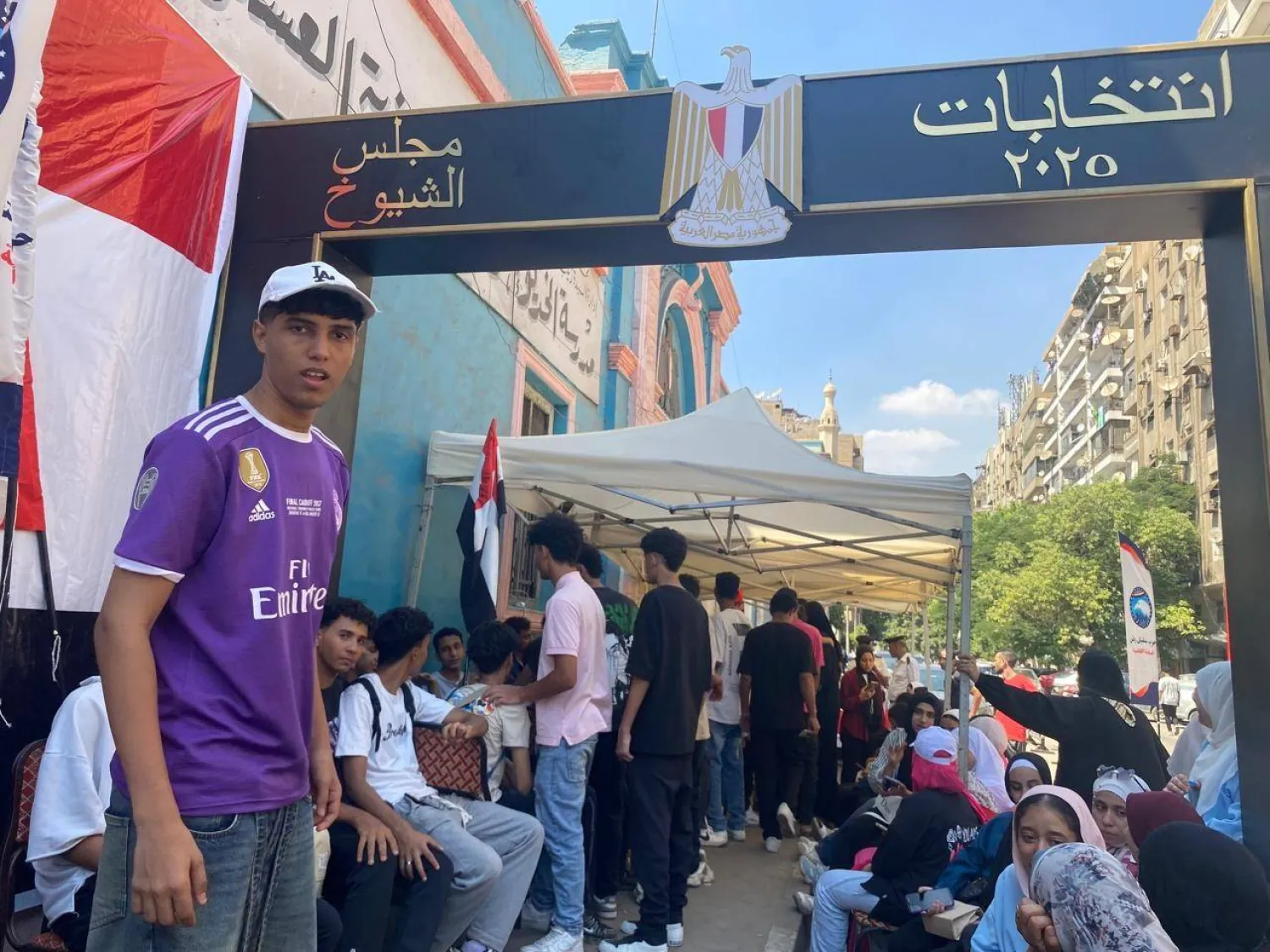 ناخبون أمام إحدى لجان السيدة زينب وسط القاهرة (الشرق الأوسط)